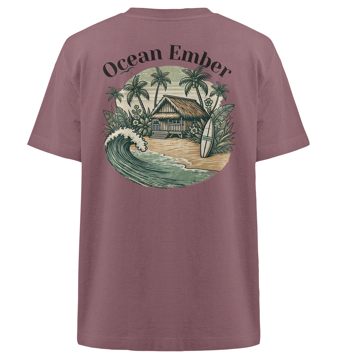 Rückseite eines T-Shirts mit einem großen, kreisförmigen Surfer-Design. Das Motiv zeigt eine tropische Strandhütte umgeben von Palmen, mit einem Surfbrett im Sand und einer brechenden Welle im Vordergrund. Oberhalb des Motivs steht der Schriftzug ‚Ocean Ember‘.