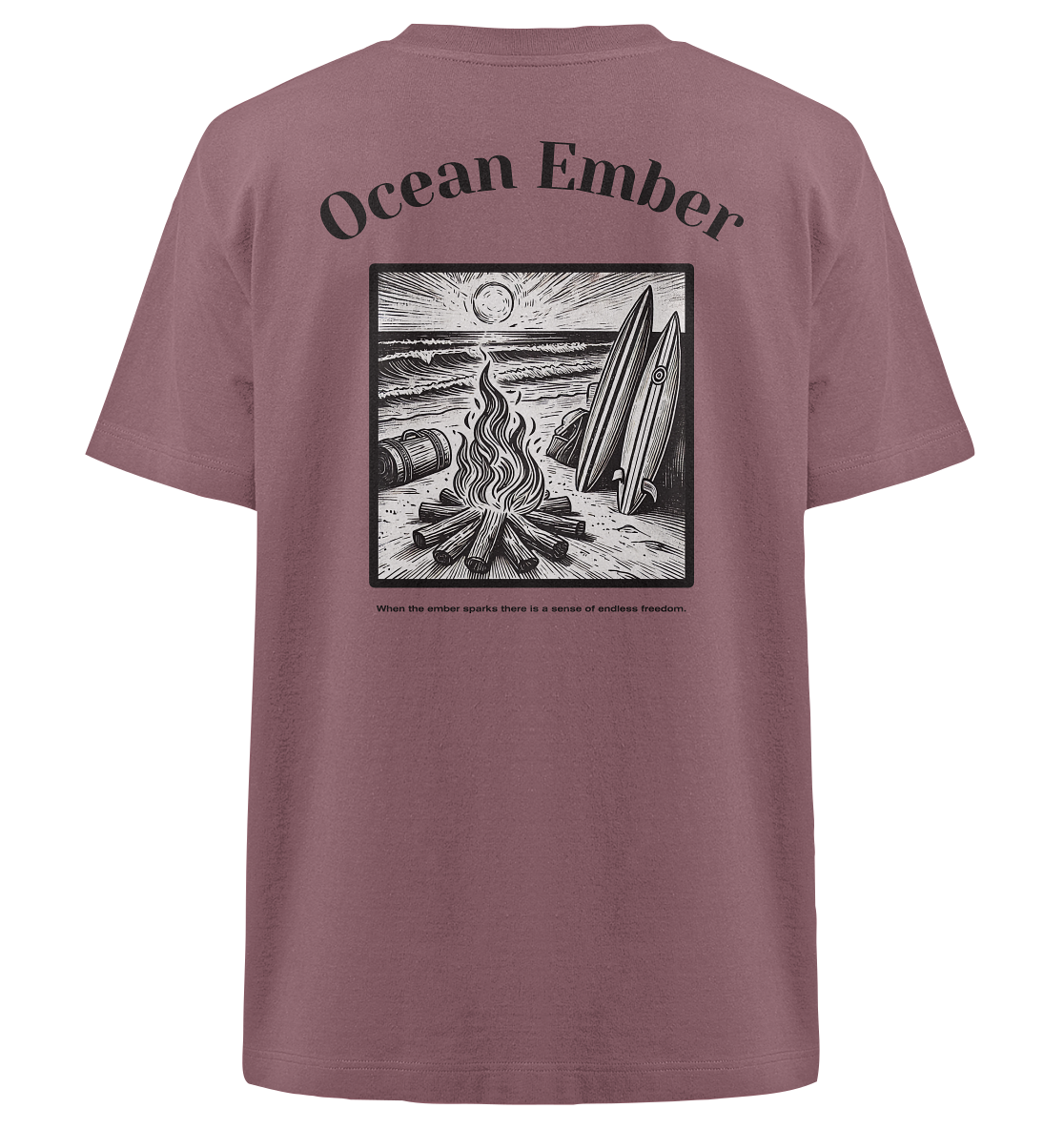 Ocean Ember Oversized Shirt in leichtem Rot mit einem Rückendesign, das ein Lagerfeuer und Surfbretter am Strand bei Sonnenuntergang zeigt. Das Shirt ist ideal für Abenteurer, Surfer und Naturliebhaber, die Wärme und Stil in einem nachhaltigen Kleidungsstück suchen.