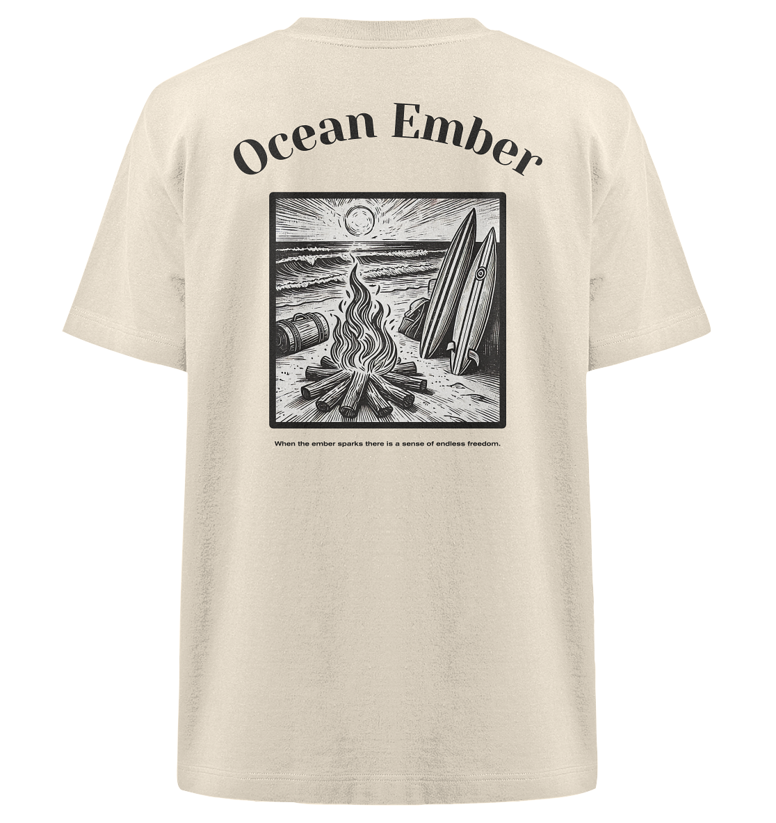Ocean Ember Oversized Shirt in Creme mit einem Rückendesign, das ein Lagerfeuer und Surfbretter am Strand bei Sonnenuntergang zeigt. Das Shirt ist ideal für Abenteurer, Surfer und Naturliebhaber, die Wärme und Stil in einem nachhaltigen Kleidungsstück suchen.