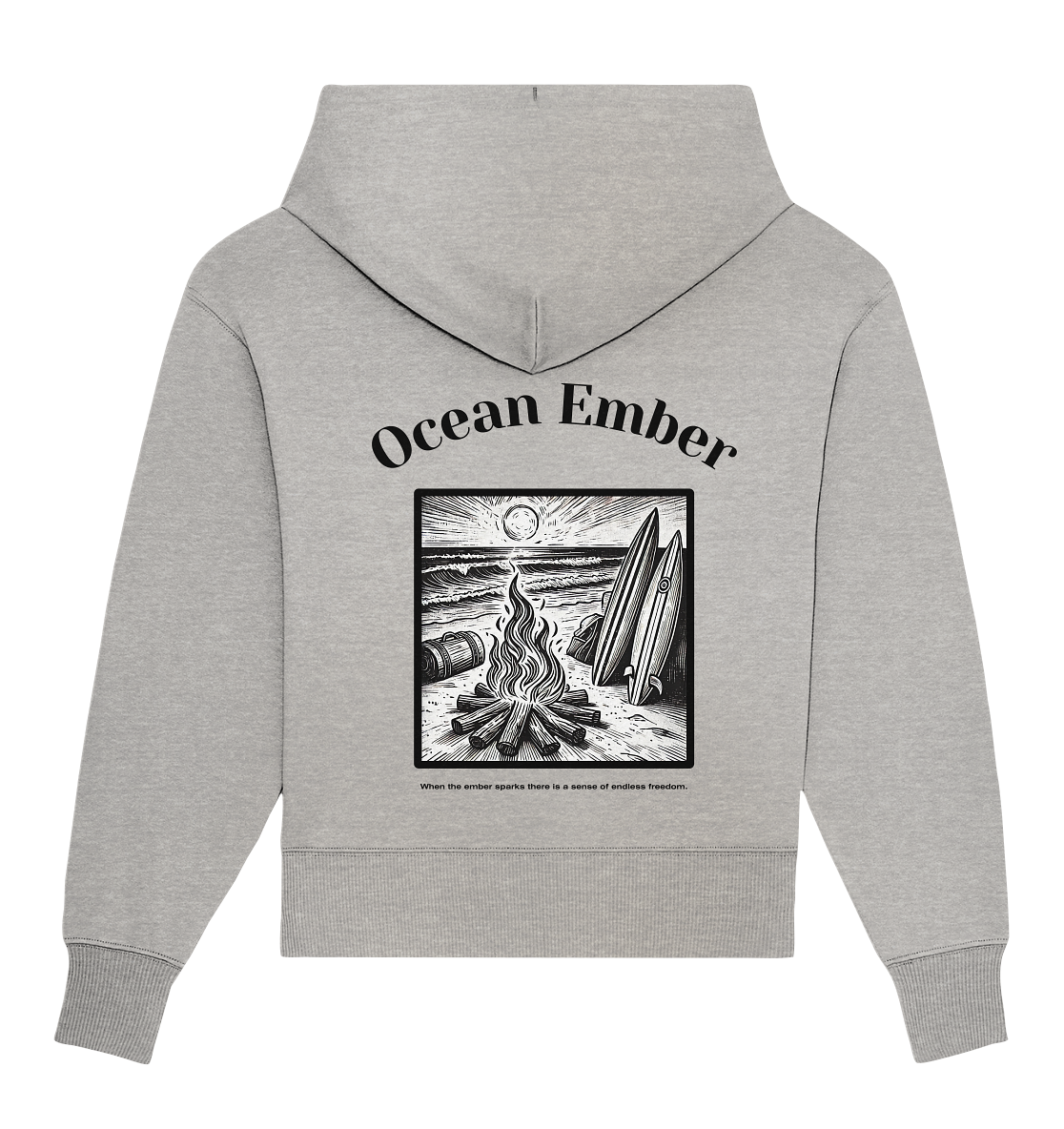 Ocean Ember Oversized Hoodie in Grau mit einem Rückendesign, das ein Lagerfeuer und Surfbretter am Strand bei Sonnenuntergang zeigt. Der Hoodie ist ideal für Abenteurer, Surfer und Naturliebhaber, die Wärme und Stil in einem nachhaltigen Kleidungsstück suchen.